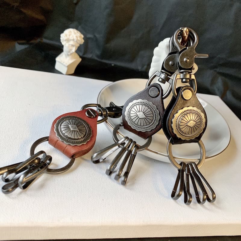 Porte-clés rond vintage en cuir argenté avec pendentif - image 0