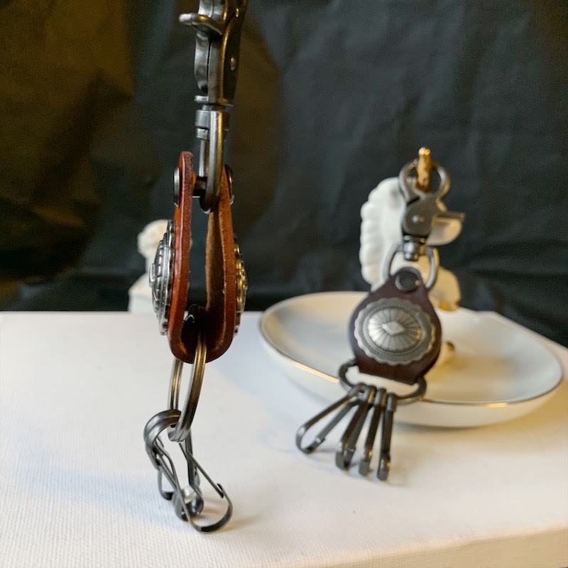 Porte-clés rond vintage en cuir argenté avec pendentif - image 3