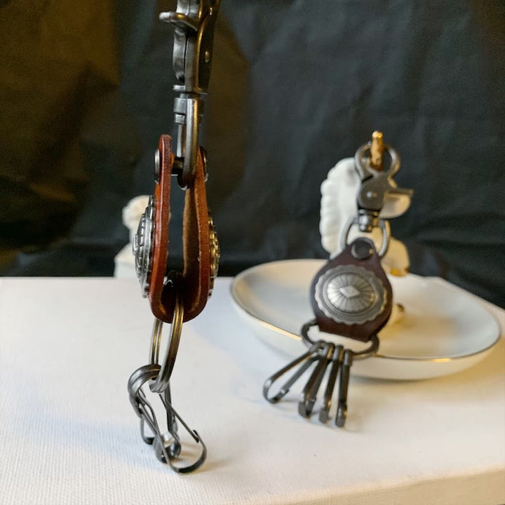 Porte-clés rond vintage en cuir argenté avec pendentif - image 3