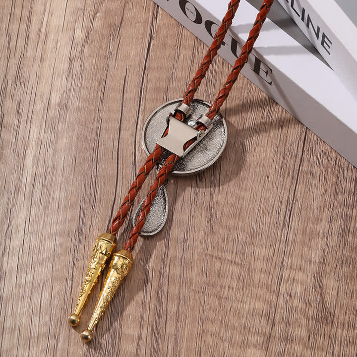 Cravate bolo en cuir marron avec initiale et pendentif en forme de larme - image 2