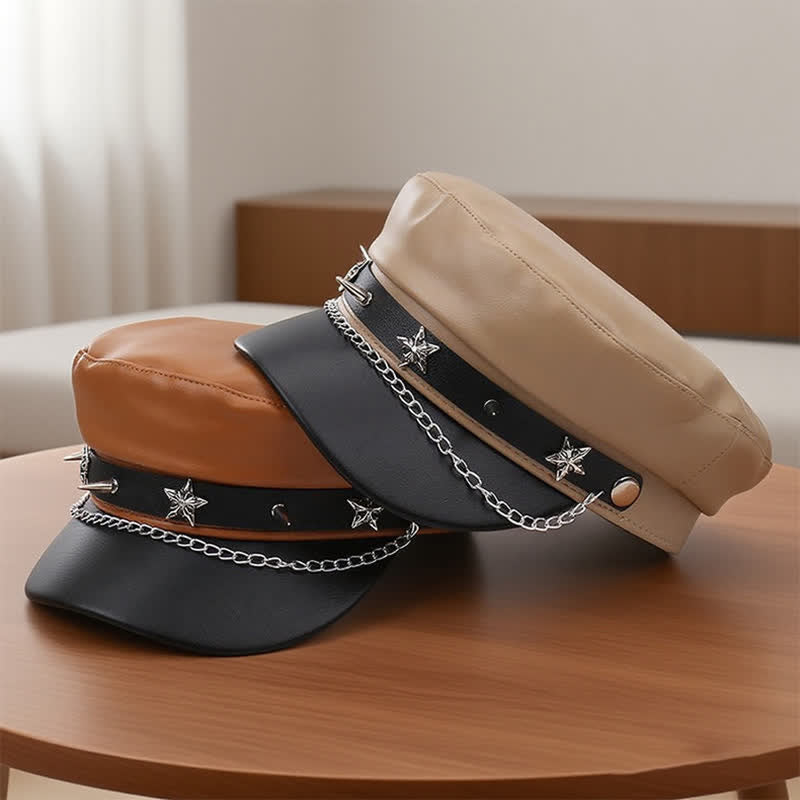 Béret en cuir bicolore à clous étoiles et chaînette - image 1