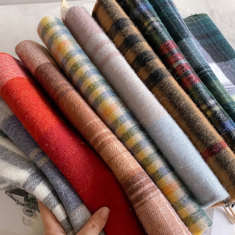 Écharpe unisexe en laine chaude à carreaux avec pompons - image 2