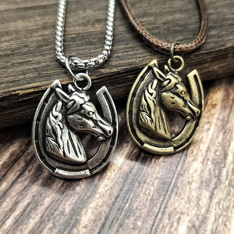 Collier pendentif vintage en métal avec motif tête de cheval et fer à cheval - image 0