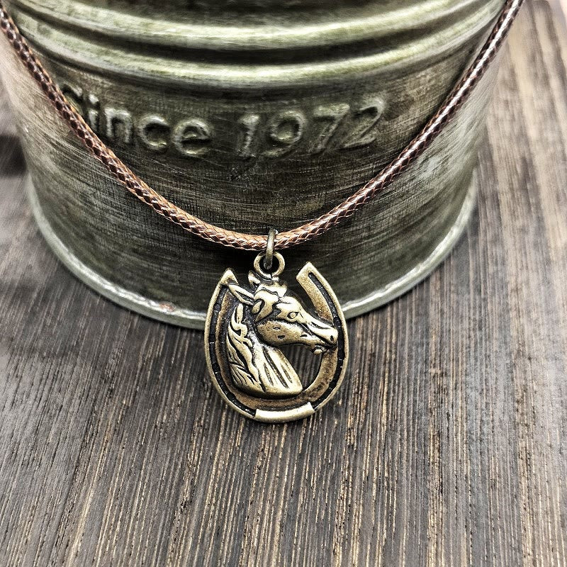 Collier pendentif vintage en métal avec motif tête de cheval et fer à cheval - image 3