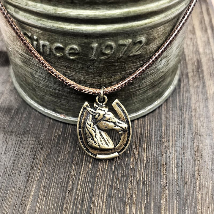 Collier pendentif vintage en métal avec motif tête de cheval et fer à cheval - image 3