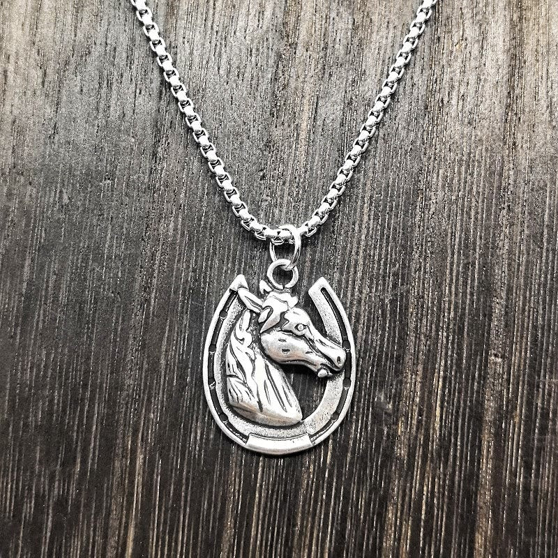 Collier pendentif vintage en métal avec motif tête de cheval et fer à cheval - Argent - image 2