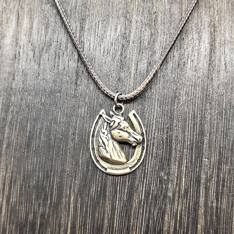 Collier pendentif vintage en métal avec motif tête de cheval et fer à cheval - Bronze antique - image 1