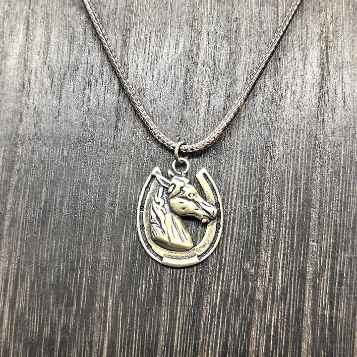 Collier pendentif vintage en métal avec motif tête de cheval et fer à cheval - Bronze antique - image 1