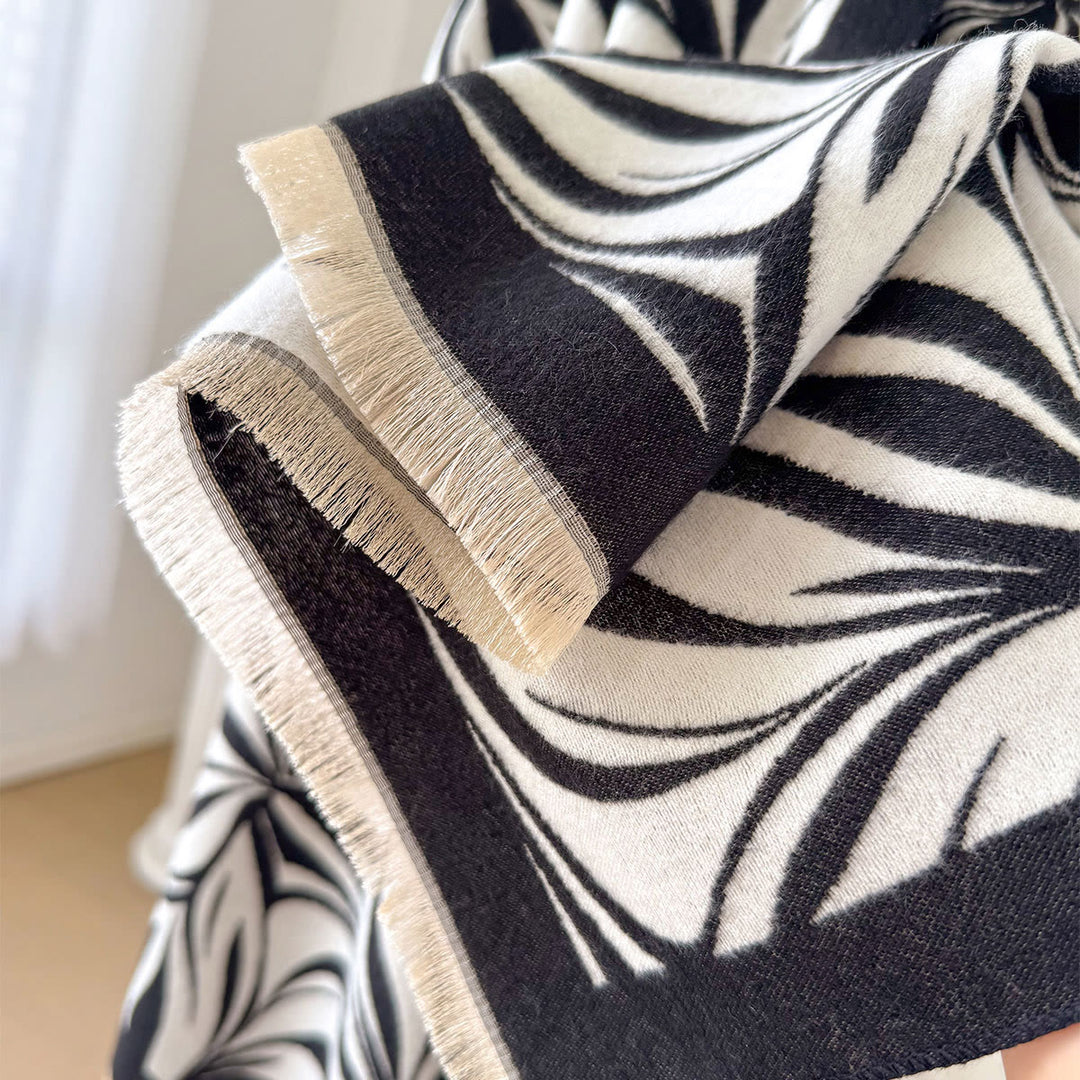 Châle/écharpe châle noir et blanc à motif de feuilles, élégant pour l'hiver. - image 2