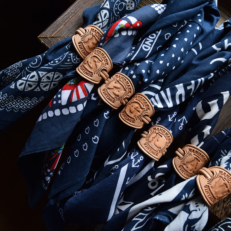 Pochette rétro à motifs multicolores avec boucle lettre - image 0