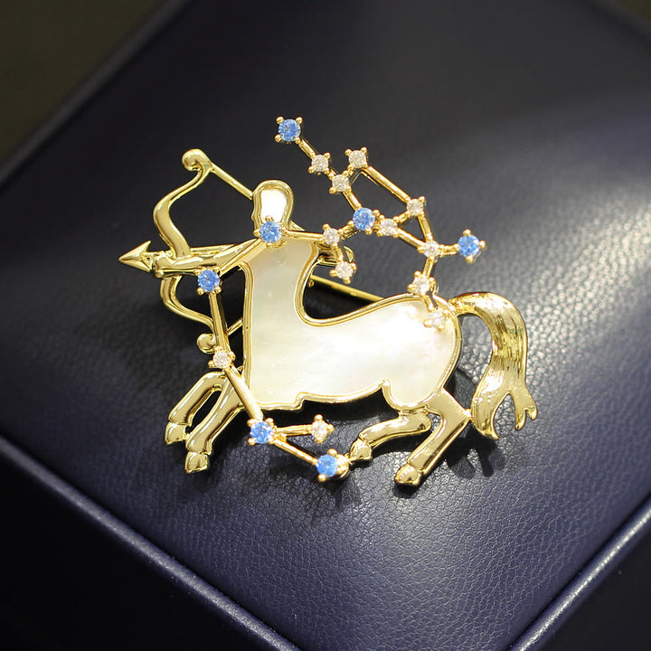 Broche en nacre et cristal bleu, or, représentant les 12 constellations - image 17