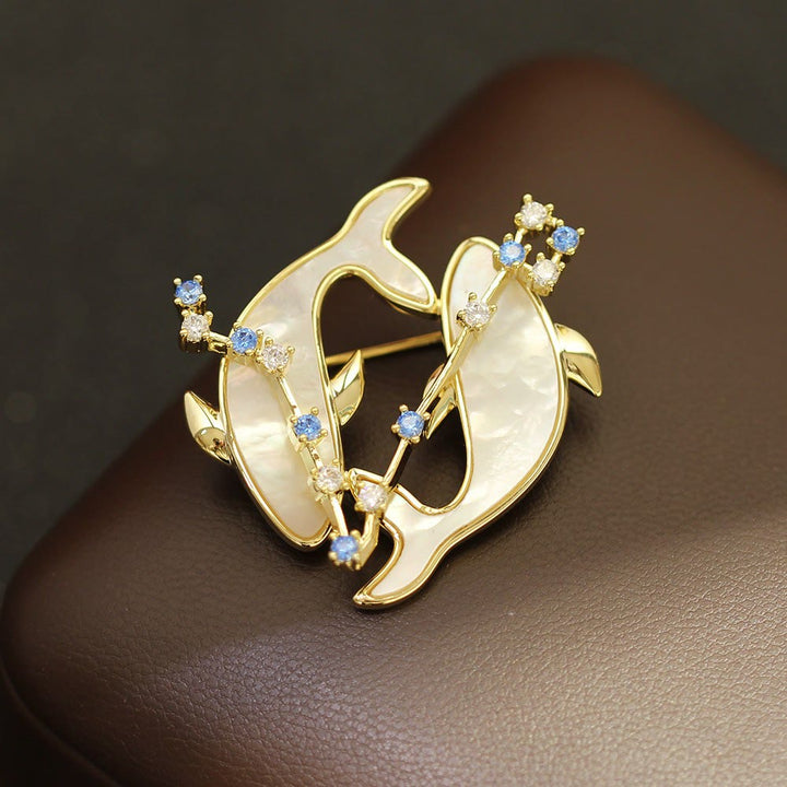 Broche en nacre et cristal bleu, or, représentant les 12 constellations - image 22