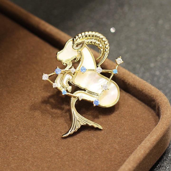 Broche en nacre et cristal bleu, or, représentant les 12 constellations - Capricorne - image 18