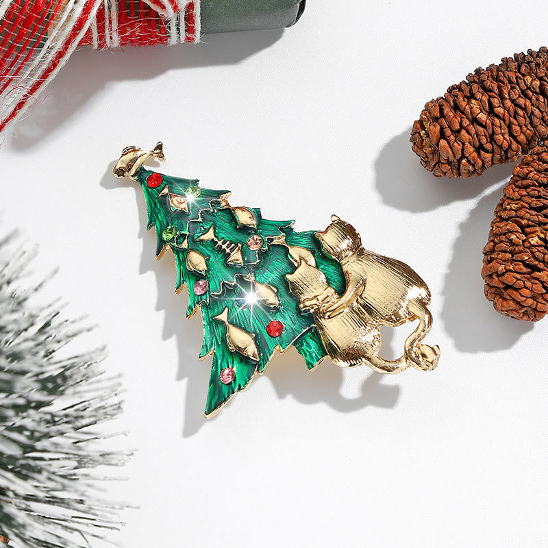 Broche bicolore festive en émail représentant un sapin de Noël avec chat et poisson - image 1