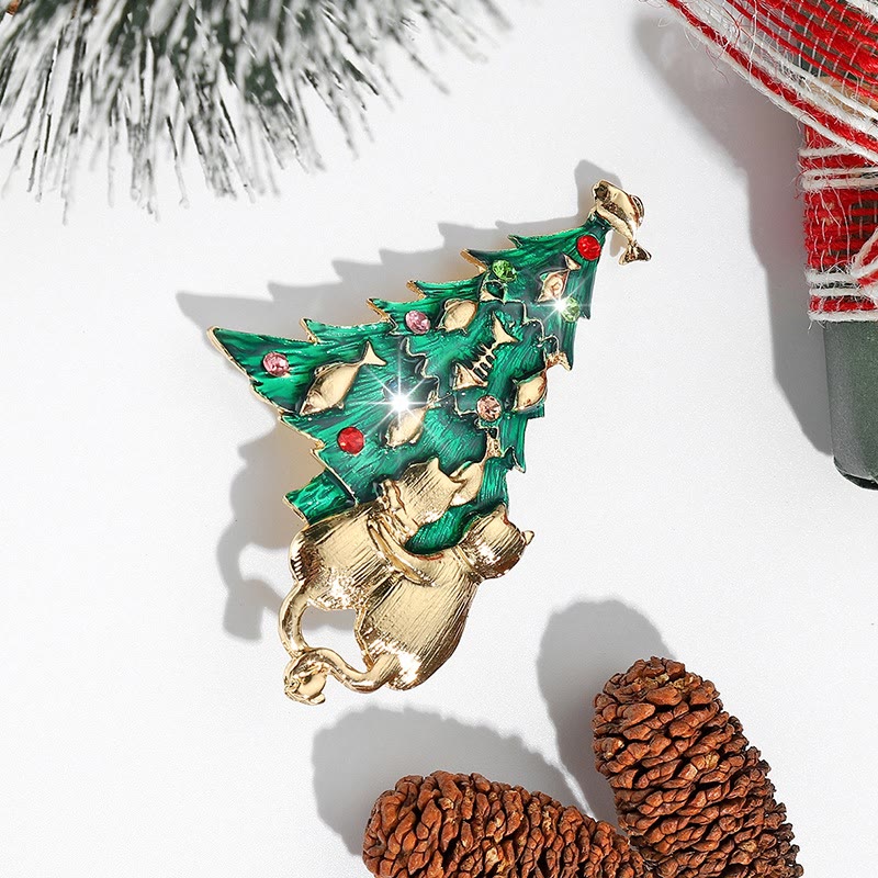 Broche bicolore festive en émail représentant un sapin de Noël avec chat et poisson - image 2