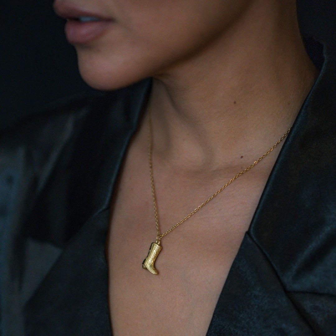 Collier pendentif exquis en forme de botte de cowboy dorée et d'étoiles. - image 3