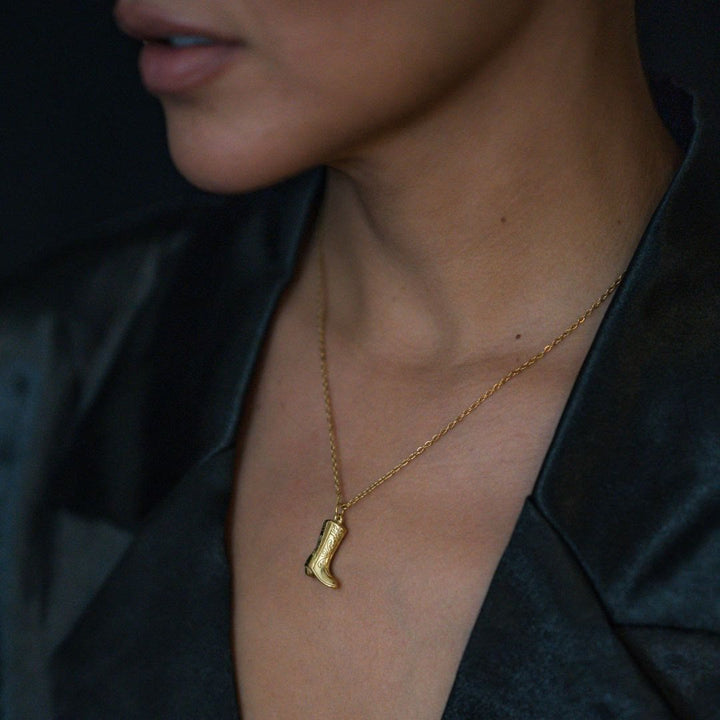 Collier pendentif exquis en forme de botte de cowboy dorée et d'étoiles. - image 3