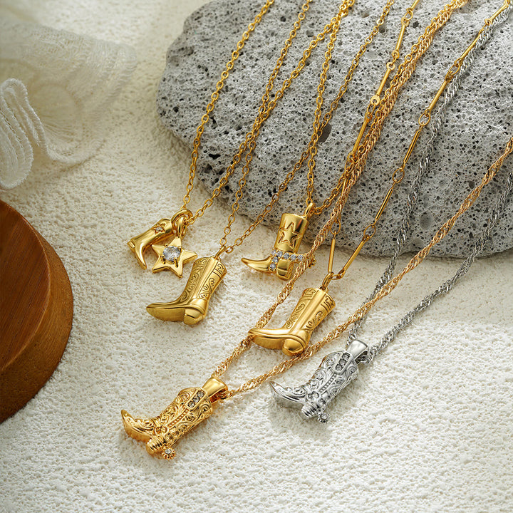 Collier pendentif exquis en forme de botte de cowboy dorée et d'étoiles. - image 2