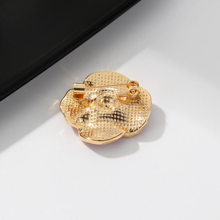 Broche ornée d'une pierre précieuse coquelicot rouge et d'une bordure argentée - image 2