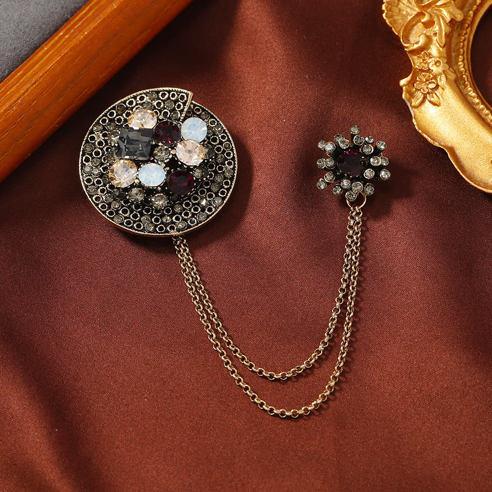 Broche vintage en forme de croissant ornée de pierres précieuses, à double chaîne et accent doré - Style n° 2 - image 1