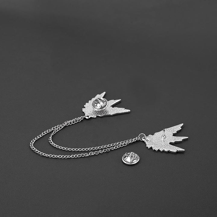 Broche ornée à double chaîne et à motif d'ailes symétriques - image 4