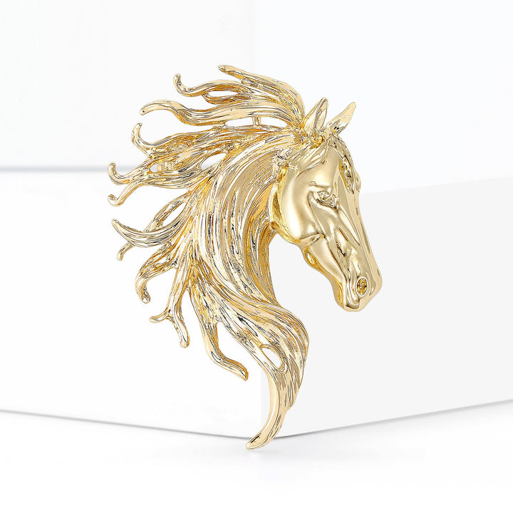 Broche en métal multicolore représentant une tête d'étalon dynamique - Doré - image 0