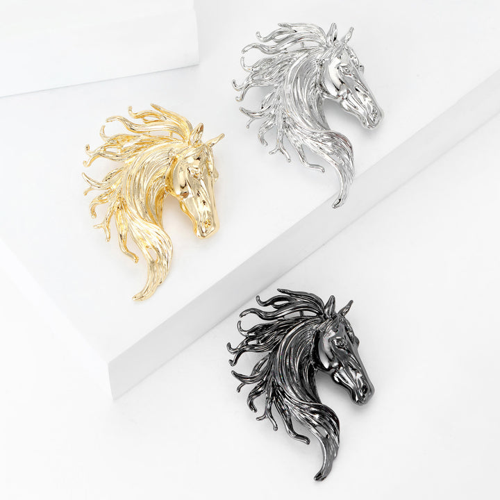 Broche en métal multicolore représentant une tête d'étalon dynamique - image 6