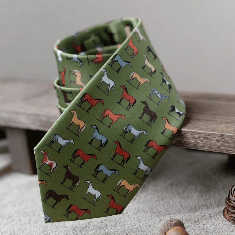 Cravate verte personnalisée pour homme avec motif cheval, nouée à la main - image 3