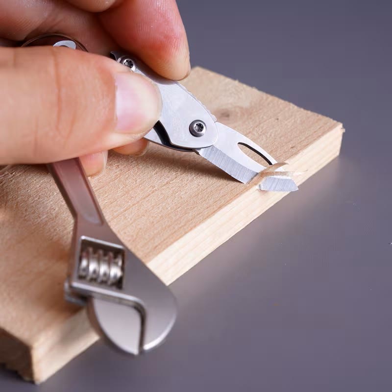 Ensemble d'outils compact 4 en 1 : couteau, clé, tournevis et porte-clés. - image 7