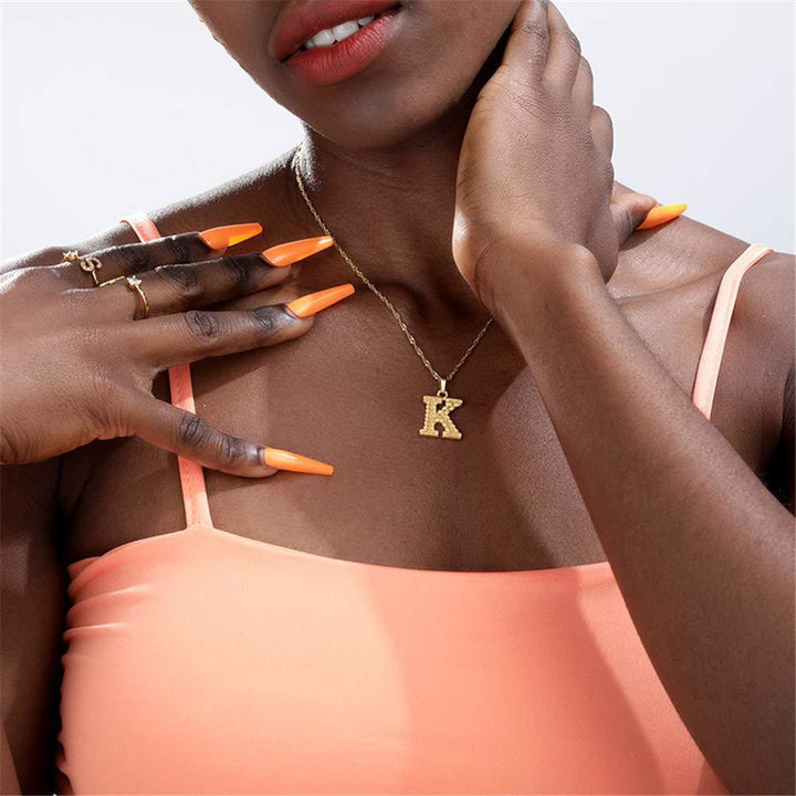 Collier pendentif lettre dorée simple et noble - image 2