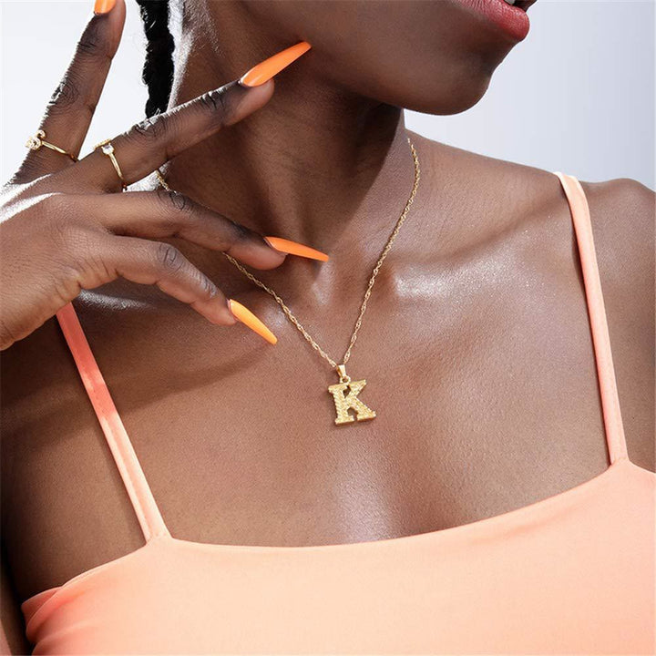 Collier pendentif lettre dorée simple et noble - image 3