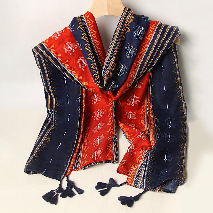 Écharpe pour femme à motif ethnique bicolore ornée de pompons - image 0