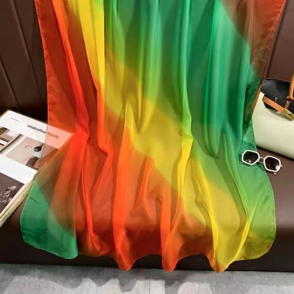 Écharpe fluide et légère à dégradé de couleurs pour femme, idéale en toutes saisons - image 3
