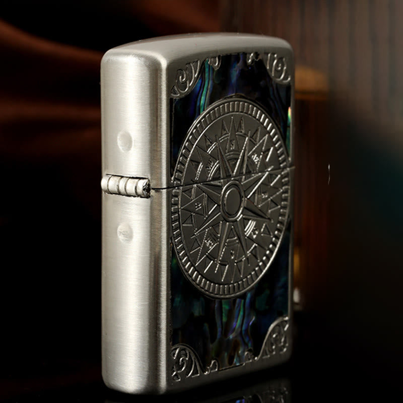 Briquet à pétrole en forme de coquillage sculpté avec boussole - image 3