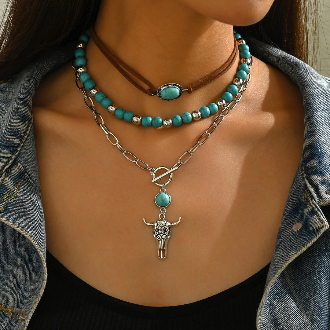 Collier style western avec perle turquoise et pendentif crâne de vache argenté - image 1