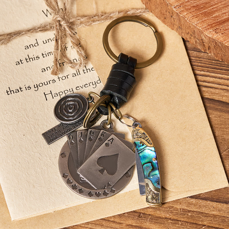 Pendentif poker rétro avec porte-clés couteau pliant à texture coquillage - image 1
