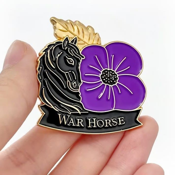 Broche en émail coquelicot violet « Honneur War Horse » - Violet - image 0