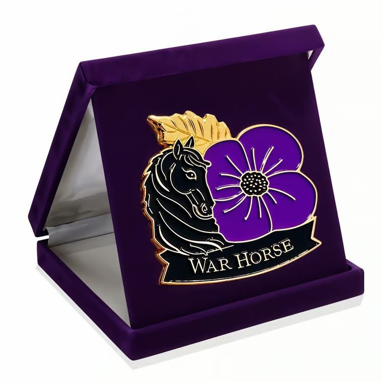 Broche en émail coquelicot violet « Honneur War Horse » - image 1