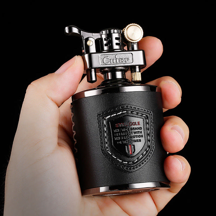 Briquet à pétrole vintage en forme de boîte de conserve, gainé de cuir - Noir - image 1