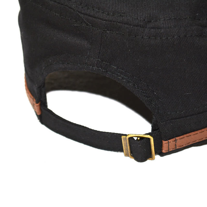 Chapeau plat à calotte orné de détails en cuir de style militaire et d'une broderie d'étoile - image 3
