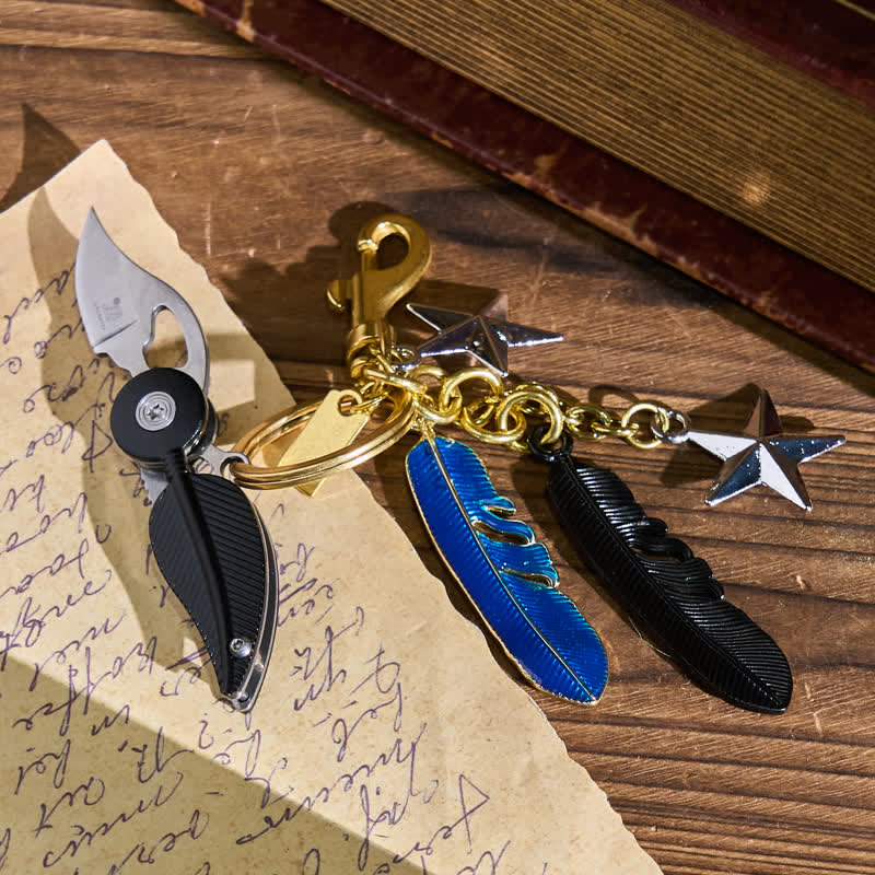 Porte-clés couteau créatif avec breloques en émail, pompon en plume et émail - image 1