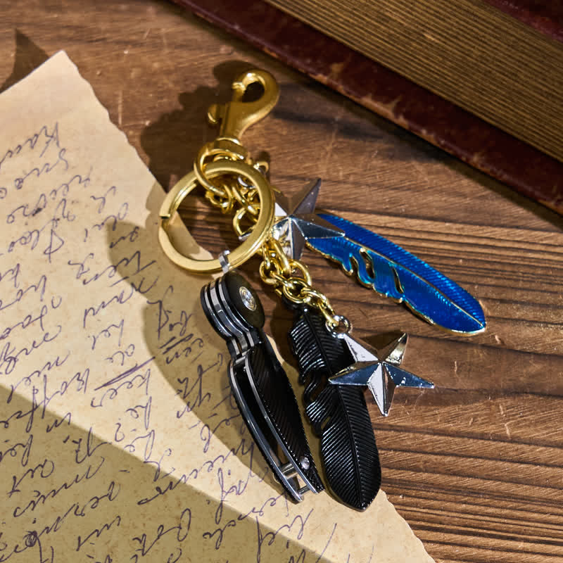 Porte-clés couteau créatif avec breloques en émail, pompon en plume et émail - image 2