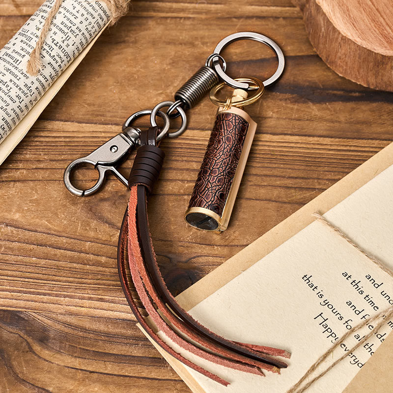 Briquet à pétrole sculpté avec pendentif pompon vintage - Rouge - Bronze - image 6