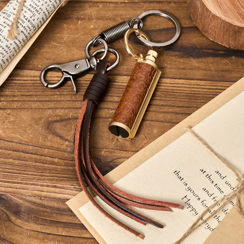 Briquet à pétrole sculpté avec pendentif pompon vintage - Jaune - Bronze - image 4