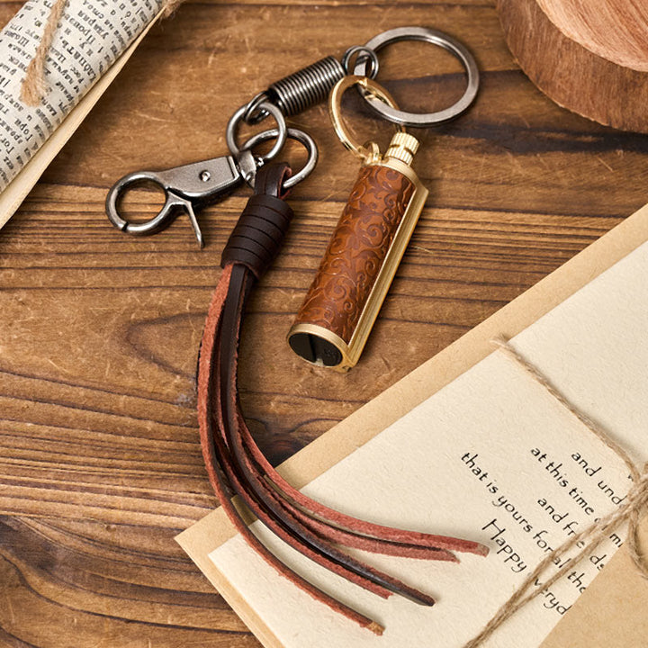 Briquet à pétrole sculpté avec pendentif pompon vintage - Jaune - Bronze - image 4