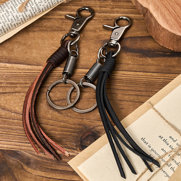 Briquet à pétrole sculpté avec pendentif pompon vintage - image 3