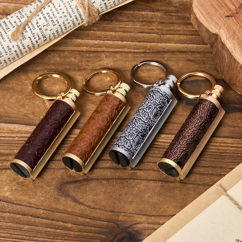 Briquet à pétrole sculpté avec pendentif pompon vintage - image 2