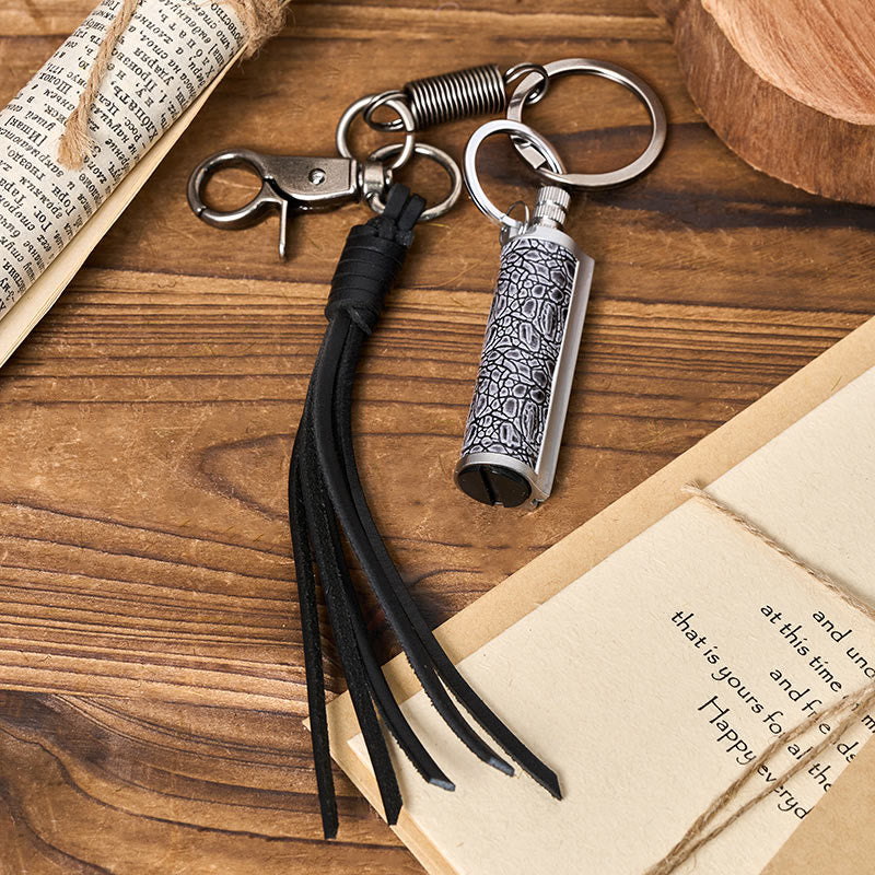 Briquet à pétrole sculpté avec pendentif pompon vintage - Argent - Bronze - image 5