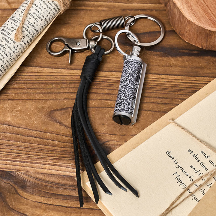 Briquet à pétrole sculpté avec pendentif pompon vintage - Argent - Bronze - image 5