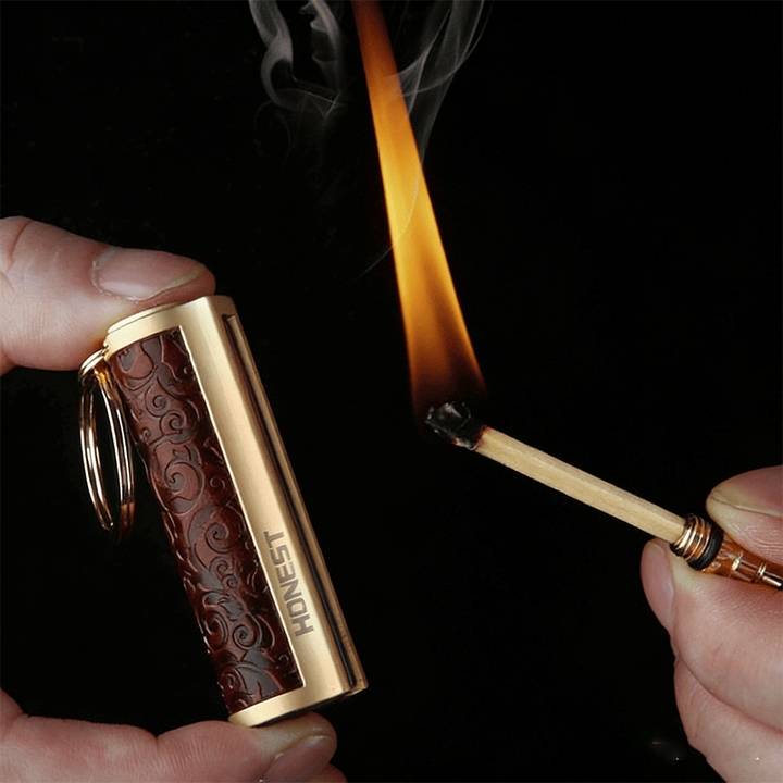 Briquet à pétrole sculpté avec pendentif pompon vintage - image 1